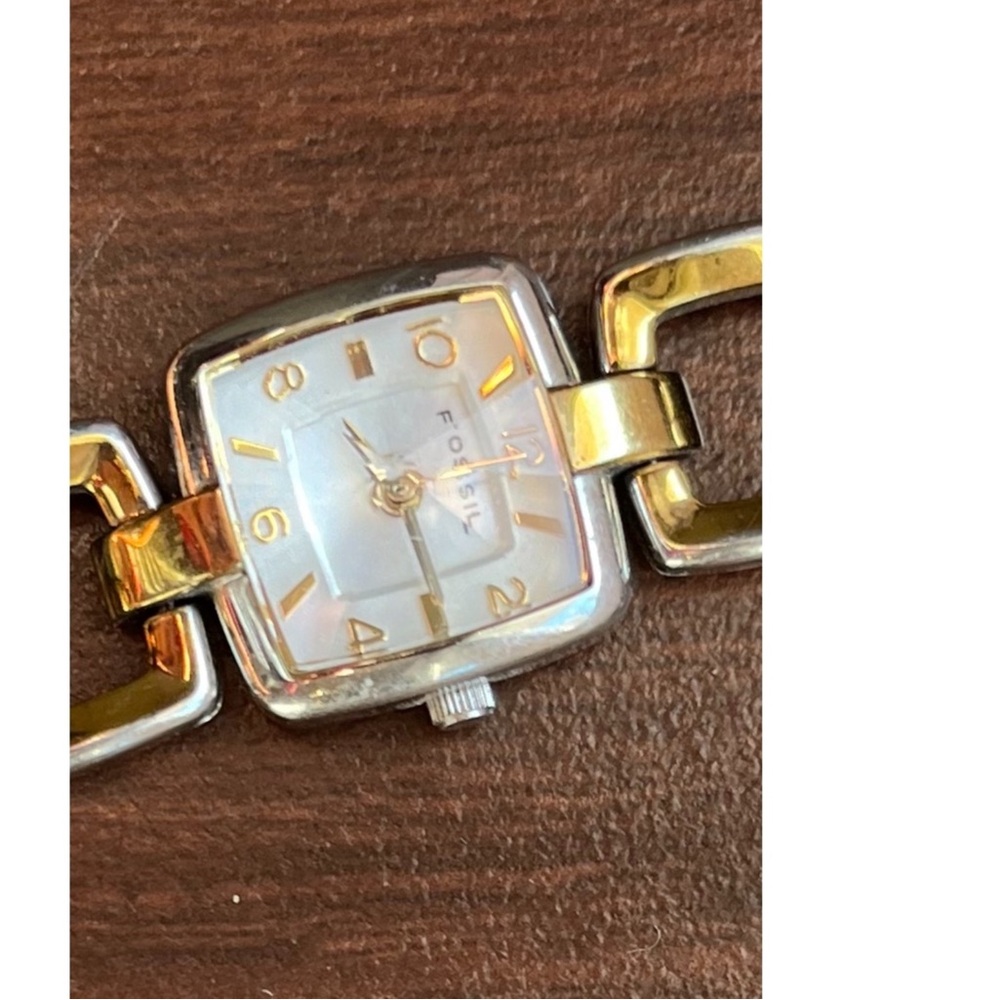 Fossil watch for women ,very good condition , it’s cover glass cut like diamond